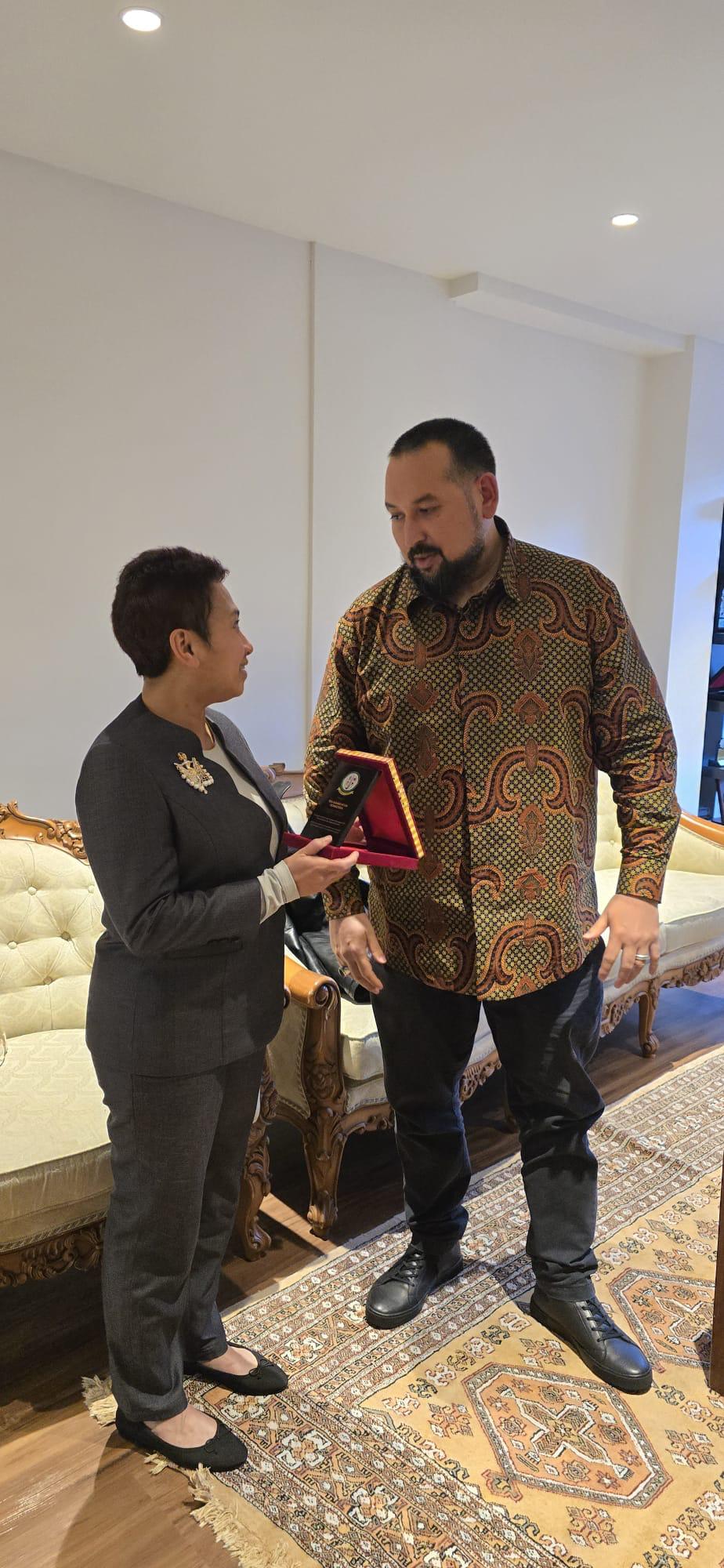 Ibu Donatirin Sahadatun, Deputy Chief of Mission, receiving a PSF UK plaque