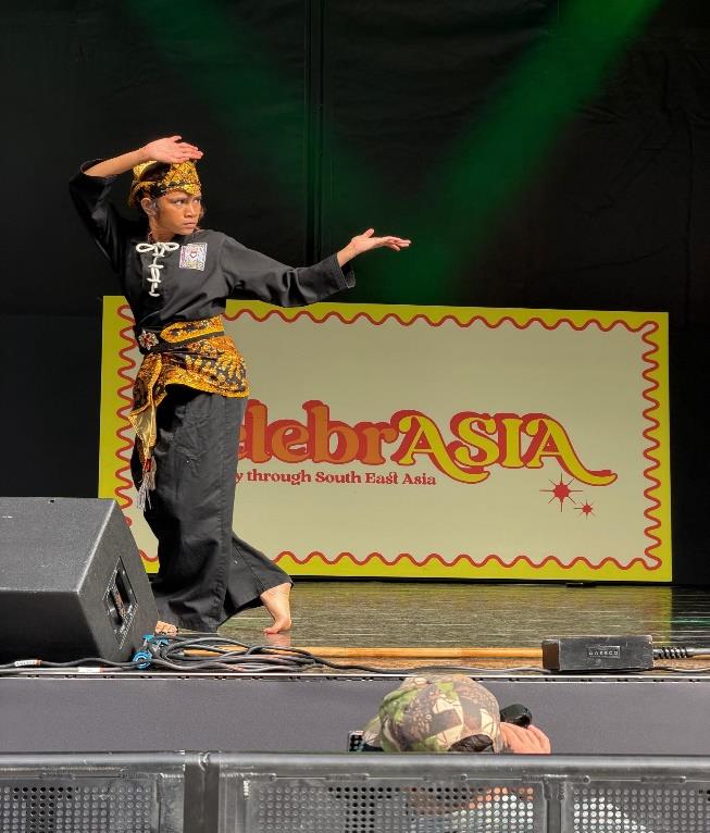 Solo Jurus performance in traditional dress on the CelebrAsia stage